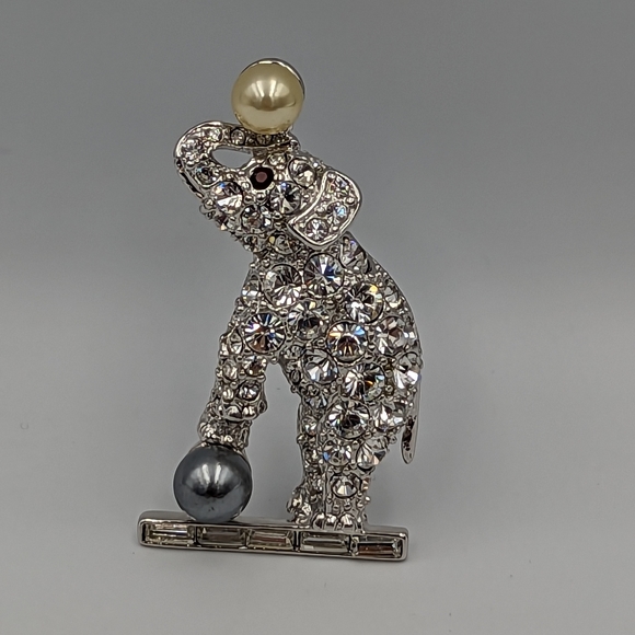 Kenneth Jay Lane Circus Elephant Rhinestone Encrusted Faux Pearl Pin Brooch - Picture 4 of 8